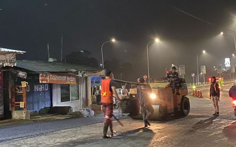  Jelang Arus Mudik, Pemkot Malang Perbaiki Jalan Rusak