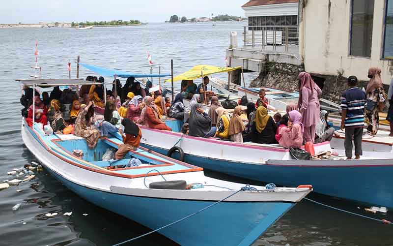  Warga Pulau Kodingareng Rela Naik Perahu Selama 1 Jam Untuk Mencairkan BLT di Makassar