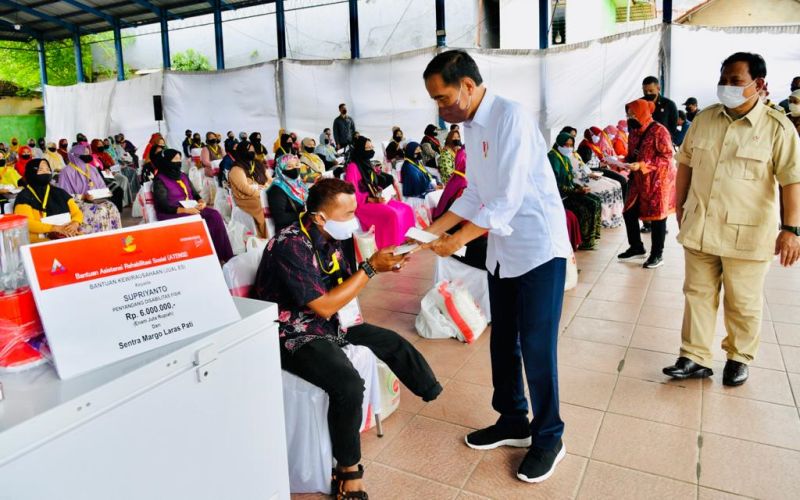  Jokowi Klaim Penyaluran BLT Minyak Goreng Berjalan Lancar