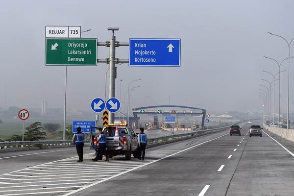 Sejumlah petugas mengatur kendaraan melintasi jalan Tol Surabaya Mojokerto saat penyusuran pra uji laik fungsi dan keselamatan Trans Jawa, Gresik, Jawa Tengah, Jumat (7/12/2018)./ANTARA-Zabur Karuru
