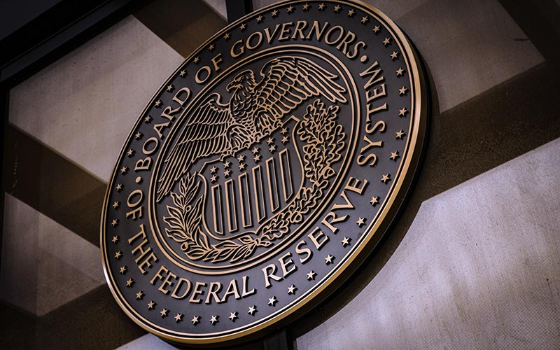 Logo bank central Amerika Serikat atau The Federal Reserve di Washington, Amerika Serikat, Minggu (19/12/2021). Bloomberg/Samuel Corum