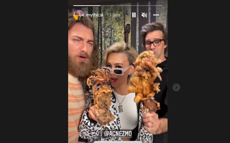  Agnez Mo Kenalkan Ceker Ayam, Martabak dan Pempek. Ini Reaksi YouTuber Amerika 