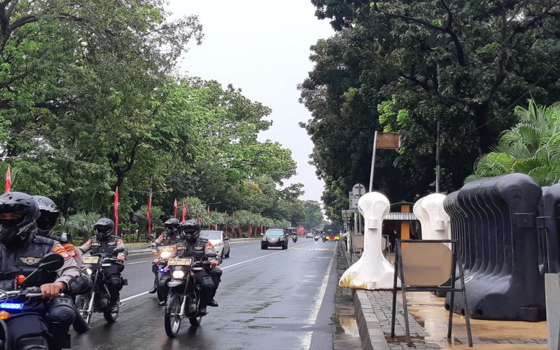 Suasana di sekitar Patung Kuda, Jakarta Pusat pada Kamis (1/4/2022) pukul 10.22 WIB, arus lalu lintas masih terpantau lancar. Penutupan jalan belum dilakukan di sekitar Jalan Merdeka Barat. JIBI/Bisnis- Pernita Hestin Untarirn