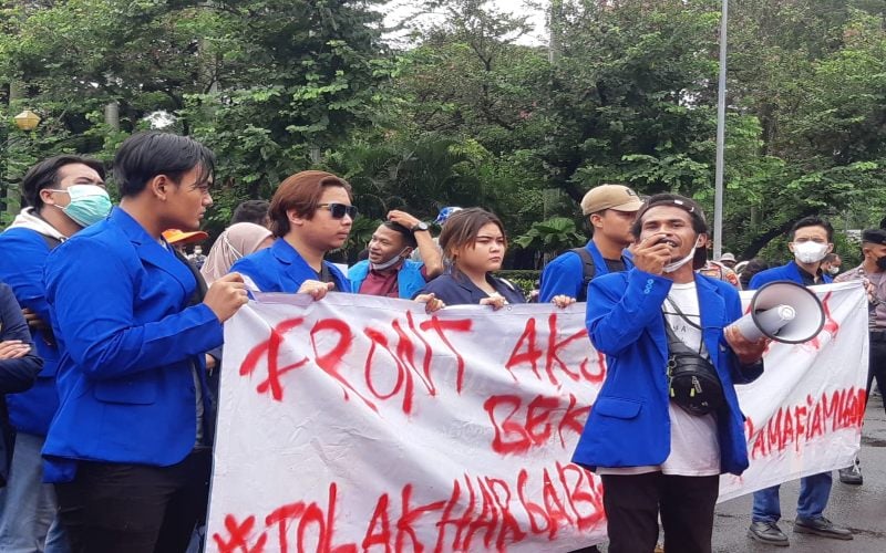  Demo Mahasiswa 21 April, Front Aksi Mahasiswa Bekasi Gelar Aksi di Patung Kuda