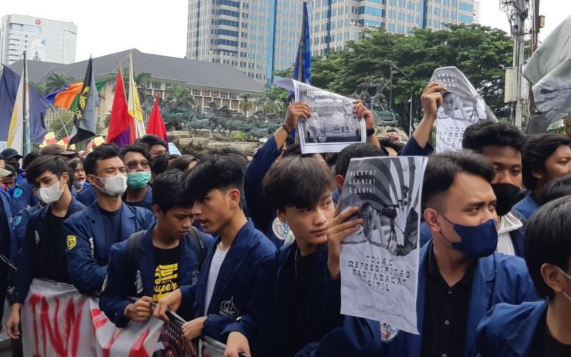 Mahasiswa Ingin Demo di Istana, Polisi Tahan di Patung Kuda