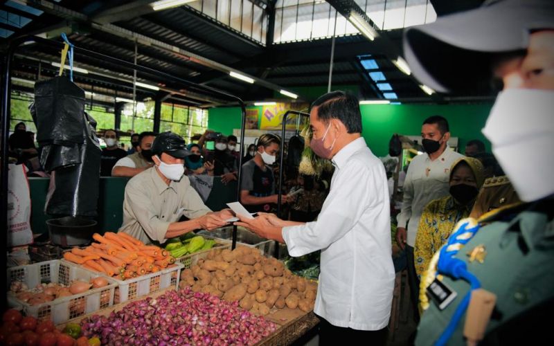  Jokowi Bagikan Bansos di Sejumlah Pasar di Bogor