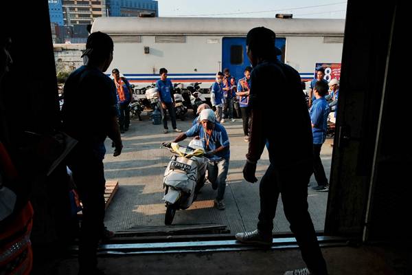 Petugas  menaikkan sepeda motor peserta program angkutan sepeda motor gratis Kereta Api di stasiun logistik Kampung Bandan, Jakarta, Senin (11/6/2018)./JIBI-Felix Jody Kinarwan
