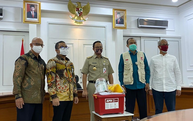 Penyerahan alat pelindung diri (APD) dari Presiden Direktur Repower Asia Indonesia Aulia Firdaus (kanan) kepada Gubernur Jakarta Anies Baswedan pada Selasa (5/5/2020). Istimewa
