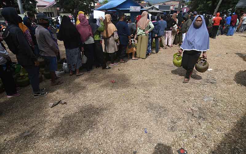 Ratusan Warga Mengantre Untuk Mendapatkan Gas Elpiji 3 Kg saat Pasar Murah di Palu