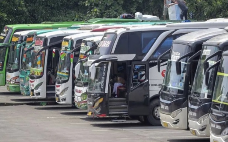 Awak bus mengemas barang bawaan penumpang di Terminal Terpadu Pulo Gebang, Jakarta, Kamis (14/4/2022). Berdasarkan hasil survei tentang potensi pemudik pada lebaran tahun 2022 yang dilakukan oleh Badan Litbang Perhubungan (Balitbanghub) tercatat sebanyak 26,7 juta orang akan menggunakan angkutan jalan (bus dan penyeberangan) serta diprediksi puncak arus mudik terjadi pada 29-30 April 2022./Antara
