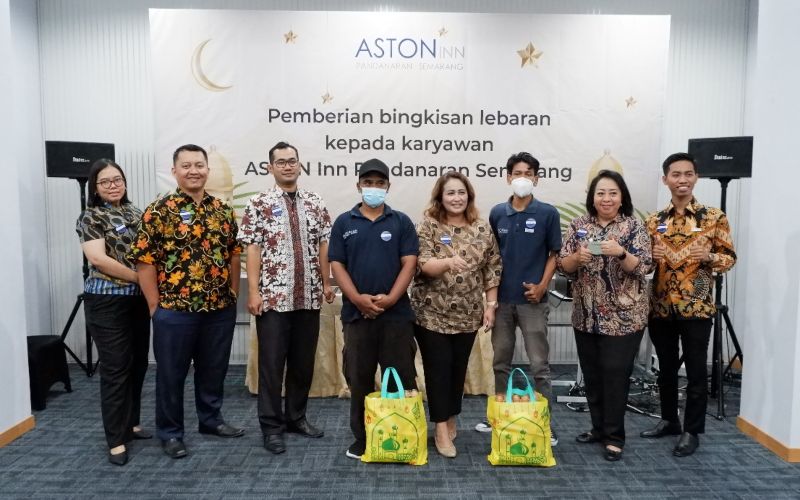  Aston Inn Pandanaran Semarang Bagikan Bingkisan Lebaran