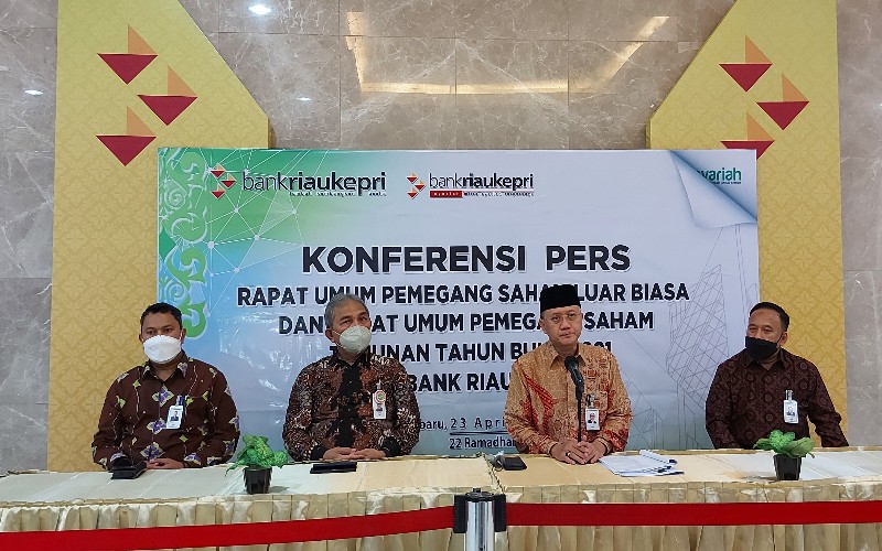 Direktur Utama Bank Riau Kepri Andi Buchari (kedua kanan) dan didampingi jajaran direksi lainnya sedang memberikan penjelasan pada konperensi pers usai Rapat Umum Pemegang Saham Luar Biasa, Sabtu (23/4/2022) malam. Pemprov Riau resmi menambahkan setoran modal dengan nilai Rp120 miliar untuk Bank Riau Kepri pada tahun ini. /Bisnis-Arif Gunawan 