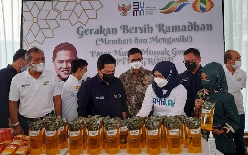  Erick Thohir Sapa Warga Saat PTPN Group Kucurkan 2.000 Liter Migor di Bandung