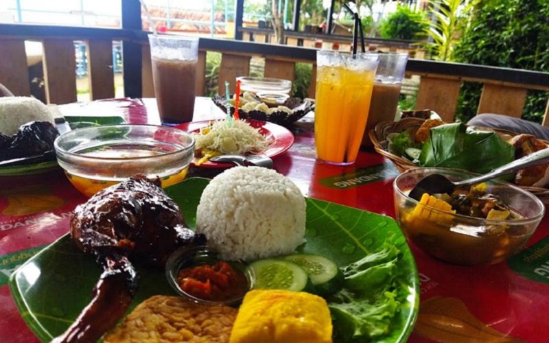  Menikmati Kuliner Bandung Ditemani Pemandangan Lampu Perkotaan di Cartil