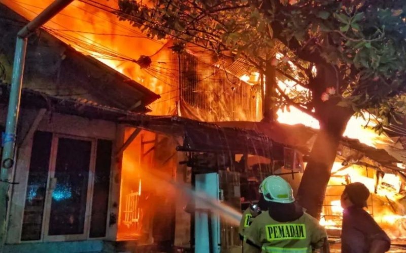 Pemadam kebakaran memadamkan api di area yang terbakar saat kebakaran di Pasar Gembrong, Minggu (24/4/2022)./Antara