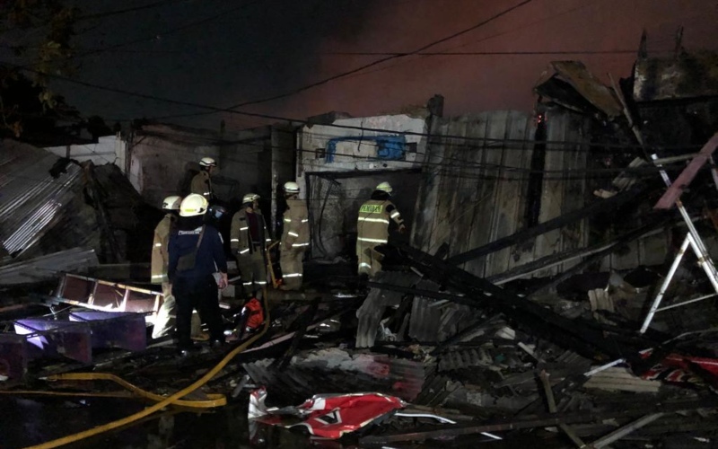 25 Unit Damkar Dikerahkan Padamkan Kebakaran di Area Pasar Gembrong