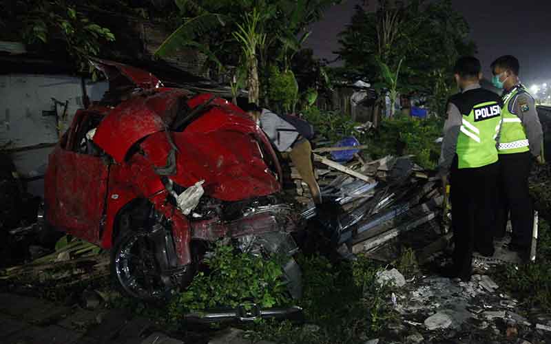  Sebuah Mobil di Surabaya Tertabrak Kereta Api