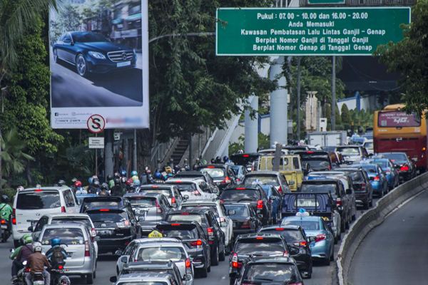 Kendaraan terjebak kemacetan di ruas jalan Jenderal Gatot Subroto kawasan Semanggi, Jakarta, Senin (10/4)./Antara-Aprillio Akbar