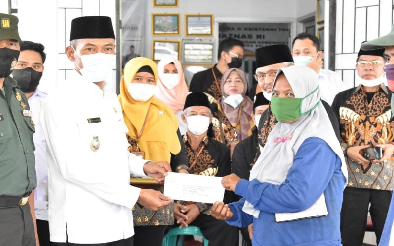  Ratusan Petugas Kebersihan Terima Zakat dari Baznas OKI 