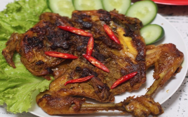 Ayam Bekakak atau Bakakak Hayam, kuliner tradisional yang berasal dari Jawa Barat./resepkoki.id