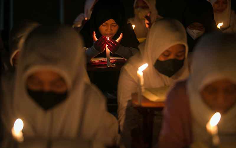  Santri di Solo Mengaji Menggunakan Penerangan Lilin