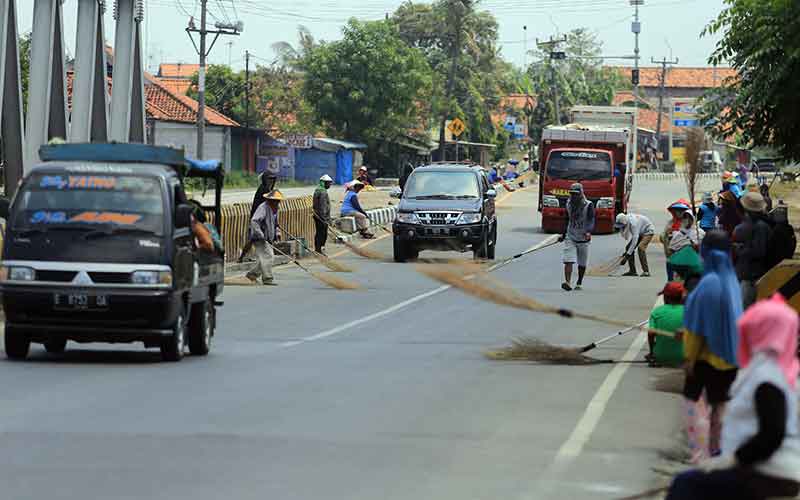  Para Pemburu Sedekah Pemudik di Jembatan Sawo Pantura