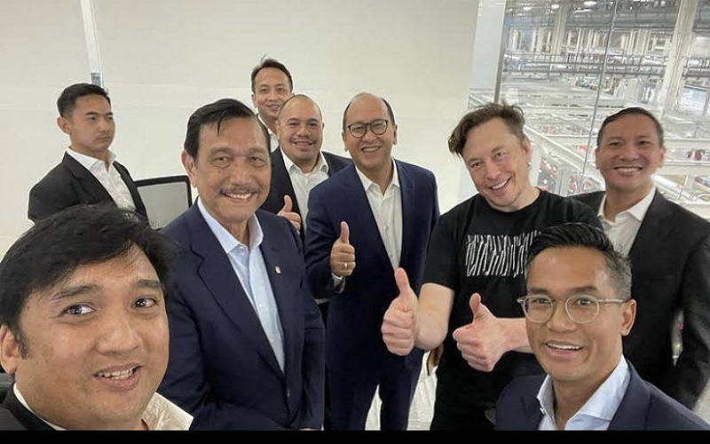 Tim Menteri Koordinator Bidang Kemaritiman dan Investasi (Menko Marves) Luhut Binsar Pandjaitan bertemu dengan CEO Tesla Inc. Elon Musk/Instagram Anindya Bakrie. 