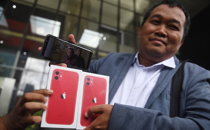 Koordinator Masyarakat Anti Korupsi Indonesia (MAKI) Boyamin Saiman menunjukkan dua buah Iphone 11 untuk pemberi informasi keberadaan DPO KPK Harun Masiku dan Nurhadi di Gedung KPK, Jumat (21/2/2020)./ANTARA - Akbar Nugroho Gumay