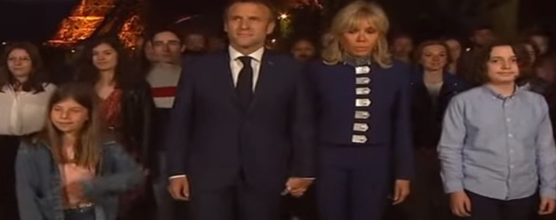 Tangkapan layar - Emmanuel Macron dan istrinya Brigitte Marie-Claude Macron  disambut pendukungnya di Paris usai proyeksi hasil pemilu Prancis memastikan dia kembali terpilih sebagai presiden, Minggu (24/4/2022) malam waktu setempat. JIBI/Bisnis-Nancy Junita