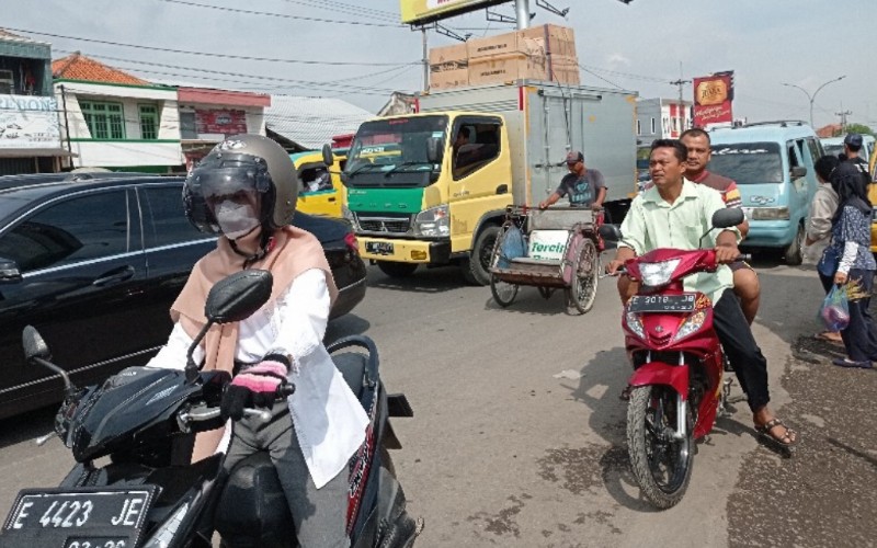  Jalur Pantura Kabupaten Cirebon Macet, Kendaraan Lokal Masih Mendominasi