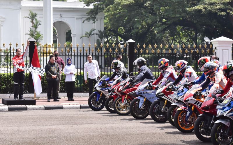 Presiden Jokowi bersama para pembalap MotoGP./Humas Setkab-Agung.