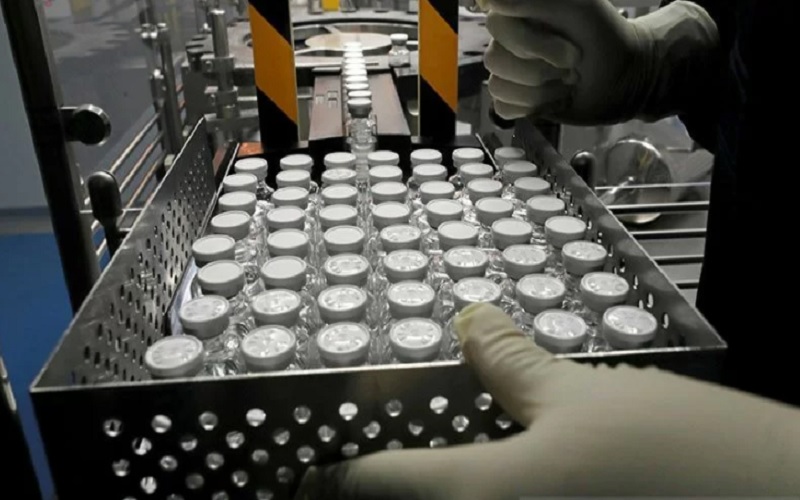 Seorang teknisi laboratorium sedang mengerjakan produksi Remdesivir, obat yang digunakan untuk pengobatan penyakit  Covid-19 di fasilitas Eva Pharma di Kairo, Mesir, 1 Juni 2021./Antara
