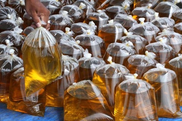  Tekan Harga Minyak Goreng Curah, Pemerintah Setop Ekspor RBD Palm Olein 