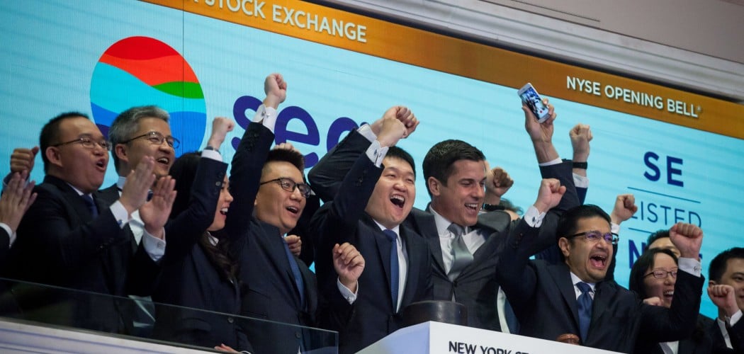 Chairman, CEO, dan co-Founder Sea Ltd. Forrest Li (tengah) merayakan listing perusahaan tersebut di New York Stock Exchange (NYSE) di New York, AS, Jumat (20/10/2017). - Bloomberg/Michael Nagle