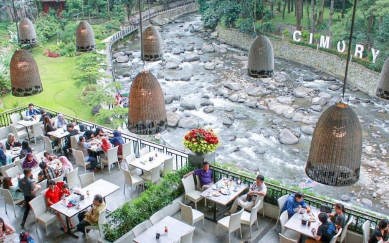  Menikmati Kuliner Lezat dengan Pemandangan Asri di Cimory Riverside