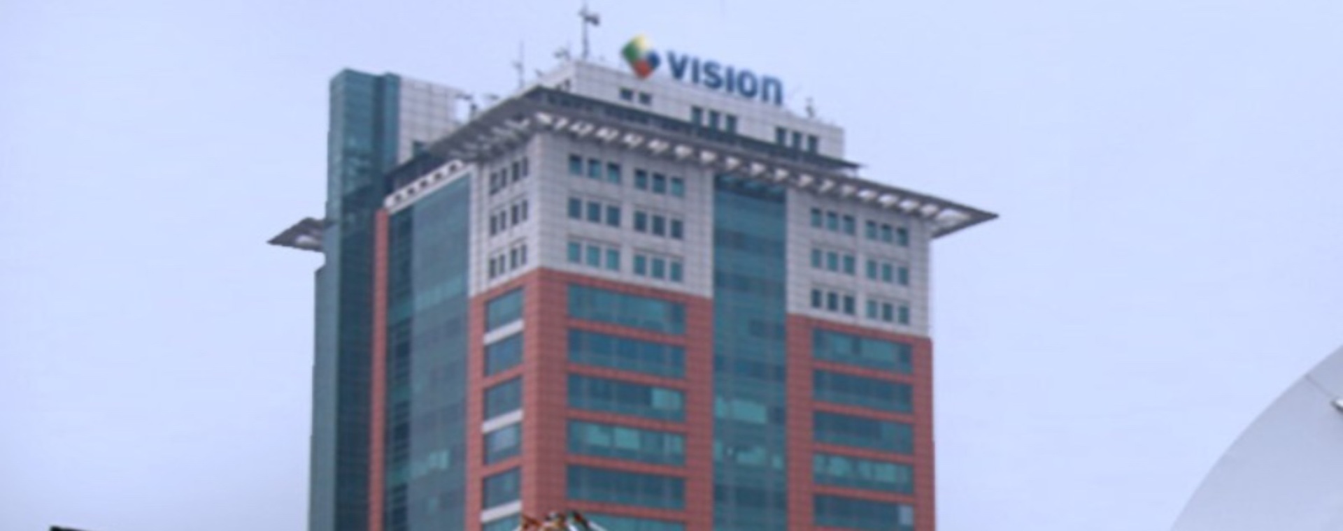 Pemandangan parabola dan kantor PT MNC Vision Network Tbk. (IPTV)./mncvision