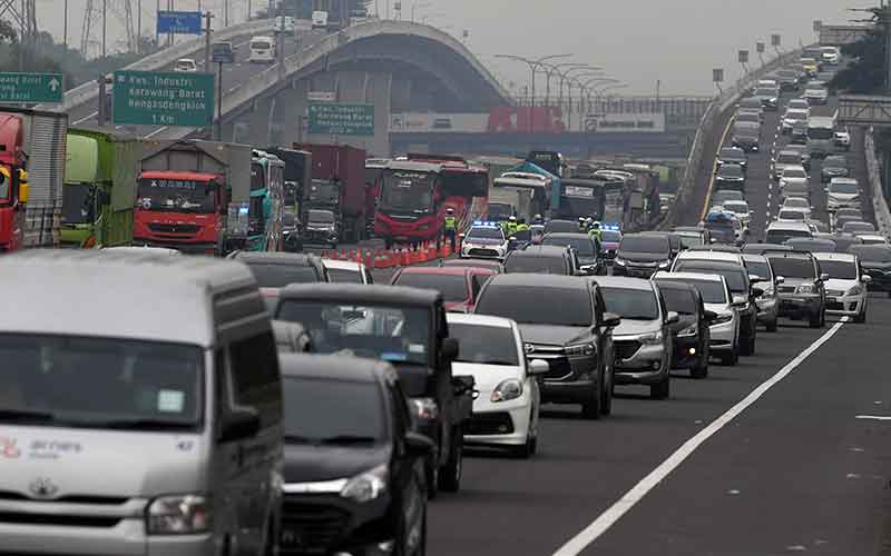  Kepadatan Pemudik Terjadi di Pertemuan Off Ramp Arah Cikampek Jalan Tol Layang MBZ dan Jalan Tol Jakarta-Cikampek bawah KM 48