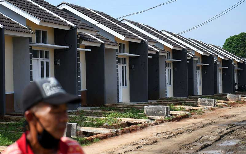 Warga melintas di proyek pembangunan rumah bersubsidi di Klapanunggal, Kabupaten Bogor, Rabu (27/5/2020). Bisnis/Abdurachman