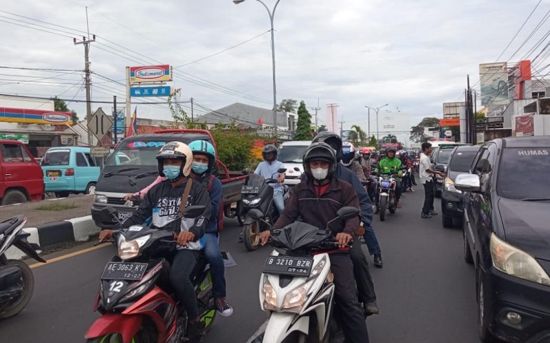 Ruas jalur pantura di Jalan Otto Iskandardinata, Kecamatan Plered, Kabupaten Cirebon, Jawa Barat, terpantau padat pada arus mudik H-4 lebaran, Kamis (28/4/2022).