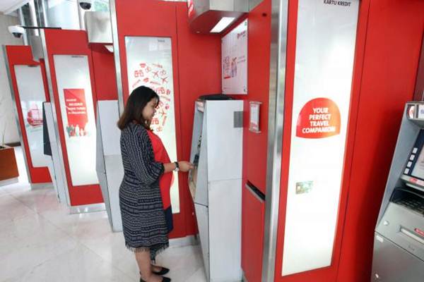 Nasabah melakukan transaksi melalui anjungan tunai mandiri PT Bank OCBC NISP Tbk di Jakarta./JIBI-Dedi Gunawan