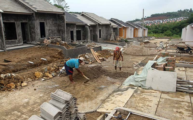 Pekerja beraktivitas di proyek pembangunan perumahan subdisi di kawasan Ciseeng, Kabupaten Bogor, Jawa Barat, Sabtu (15/1/2022). Bisnis/Arief Hermawan P