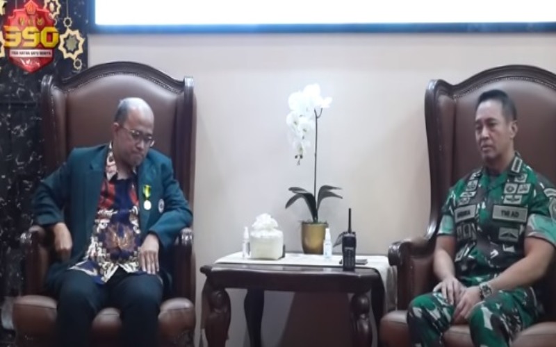Tangkapan layar - Ketua Umum PB IDI dr Adib Khumaidi SpOT bertemu dengan Panglima TNI Jenderal Andika Perkasa. JIBI/Bisnis-Nancy Junita @andikaperkasa