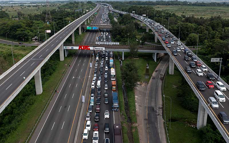  Volume Kendaraan Mulai Padat, Polri Menggeser Pintu Arus Lalu Lintas One Way di Jalan Tol