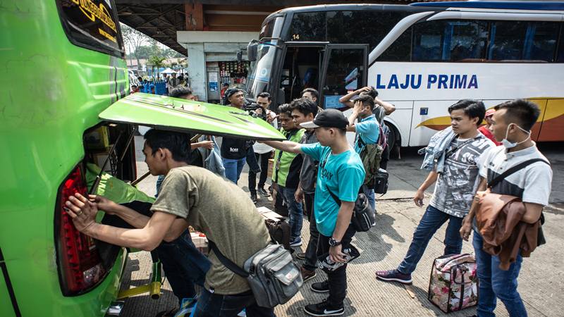 Prokes Mudik di Stasiun Gambir dan Senen Kurang Jaga Jarak, Terminal Kampung Rambutan Longgar