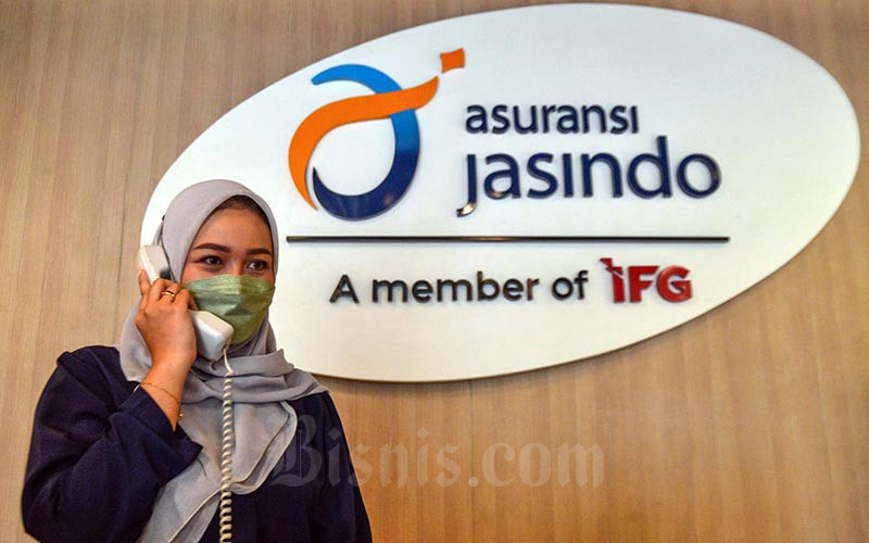 Karyawan beraktivitas di dekat logo PT Asuransi Jasa Indonesia di Jakarta, Rabu (12/1/2022). Bisnis/Fanny Kusumawardhani
