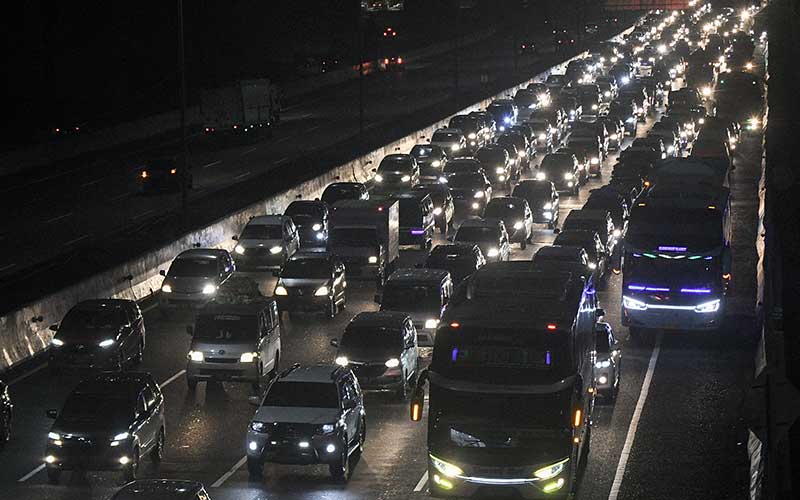  Jalan Tol Jakarta-Cikampek Dipadati Pemudik Hingga Dini Hari