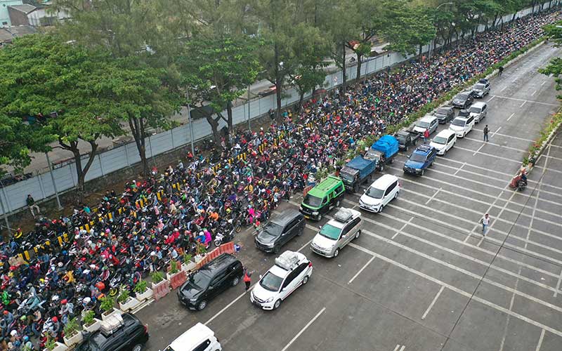  Puluhan Ribu Pemudik Sepeda Motor Padati Pelabuhan Merak