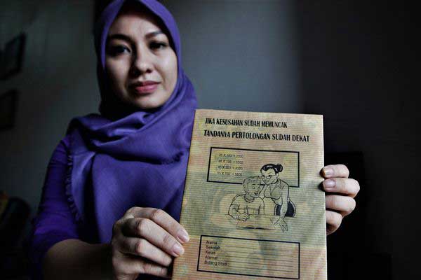 Seorang ibu memerlihatkan sampul buku siswa yang mengandung unsur pornografi, di Kendari, Sulawesi Tenggara, Kamis (13/7)./ANTARA-Jojon