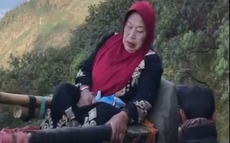  Beda Sendiri, Mbok Yem Mudik Pake Tandu 
