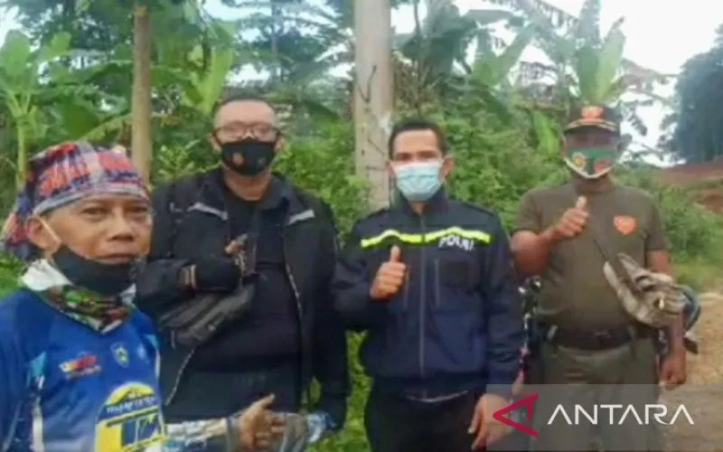 Pemudik yang tersesat (tengah) saat ditemukan jajaran kepolisian dan perangkat desa di Karawang./Antara-Polres Karawang